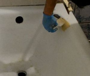 Шпатлёвка сколов перед покраской ванны