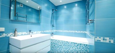 Ярко голубая плитка для ванны