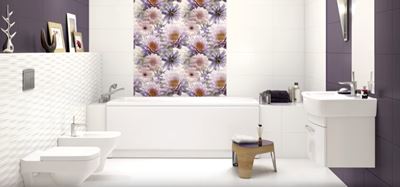 Фиолетовая и белая плитка в ванной